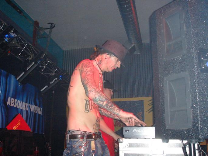 Tommy Lee performing beside Synergy Sound Labs speakers